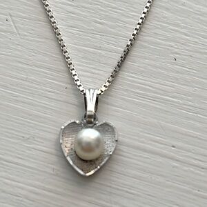 Delicate 925 box chain with heart and pearl necklace.